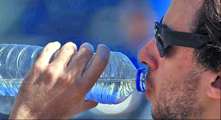 Beber agua para hidratarse.