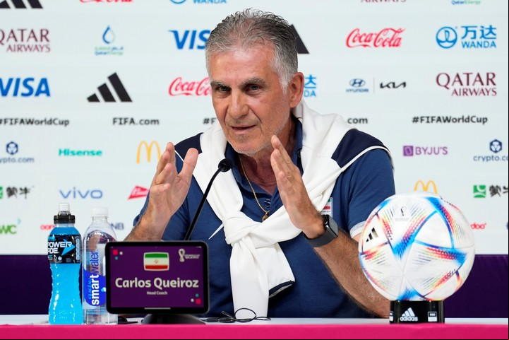 El entrenador de Irán, Carlos Queiroz, evitó hablar del tema y se enfocó en el encuentro de este martes. (AP Photo/Ashley Landis)