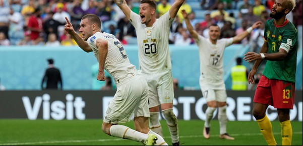Camerún vs Serbia: en un partidazo, africanos y europeos empataron 3 a 3 y siguen en carrera en el Mundial