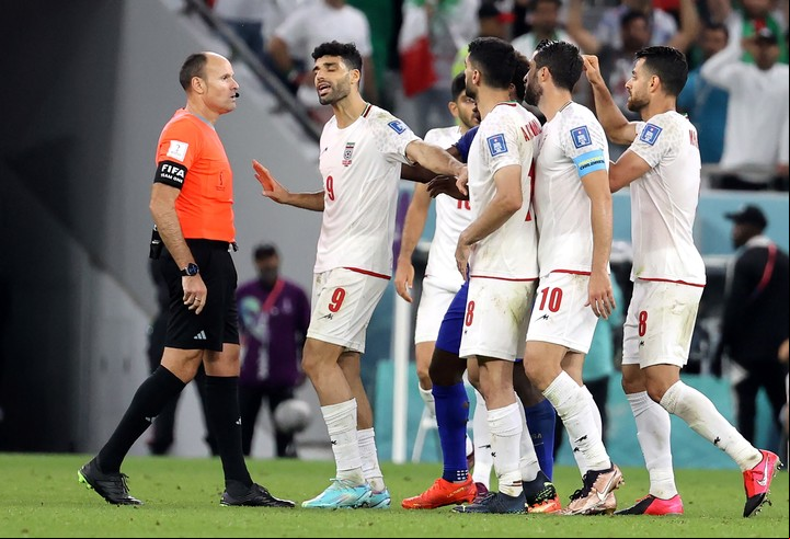 Mehdi Taremi y sus compañeros le protestan al árbitro español Antonio Mateu. Foto: EFE/EPA/Abedin Taherkenareh.