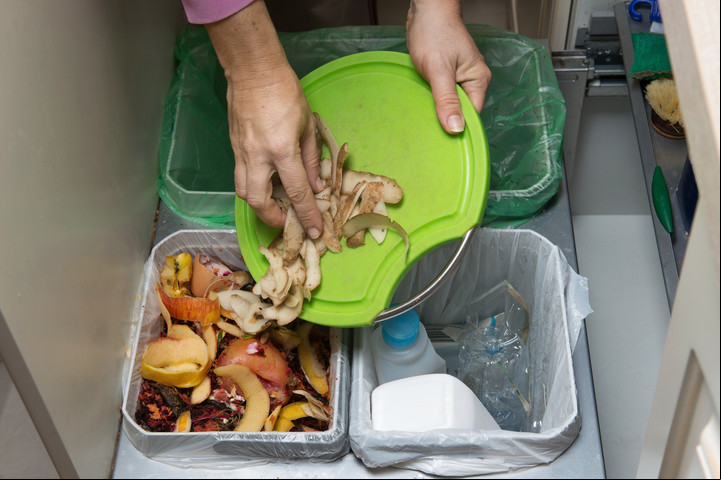 Para separar correctamente los residuos es necesario tener varios tachos en casa. Foto: Shutterstock.
