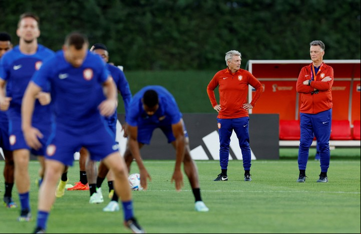 Louis van Gaal en el último entrenamiento de su selección antes del primer partido de octavos. Foto Reuters.