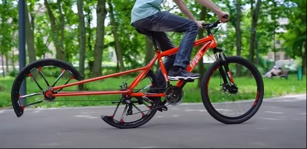 La insólita bicicleta que funciona con una rueda partida al medio: "Es una monstruosidad"