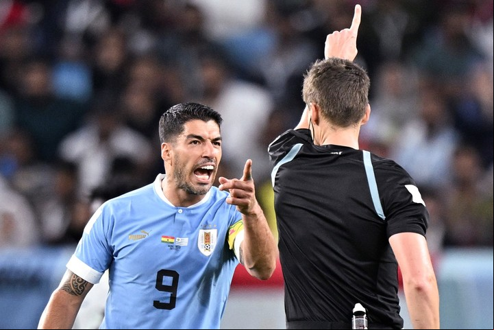 Luis Suárez y el escándalo del último partido de Uruguay en Qatar 2022, donde no pudo pasar la primera fase. Foto: Xinhua/Xin Yuewei.