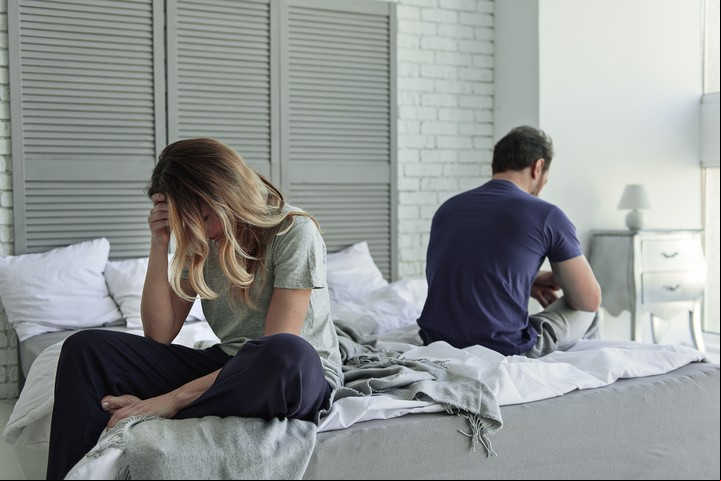 El erotismo y la sexualidad pasan a un segundo plano. Postergas decisiones como tener hijos o comprar una casa. Foto: Shutterstock.