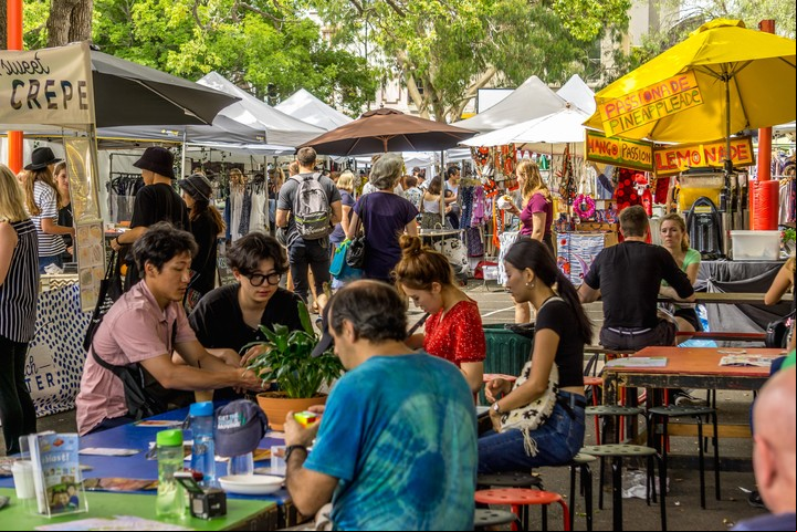 Gente comiendo en las calles de Paddington. Foto Shutterstock