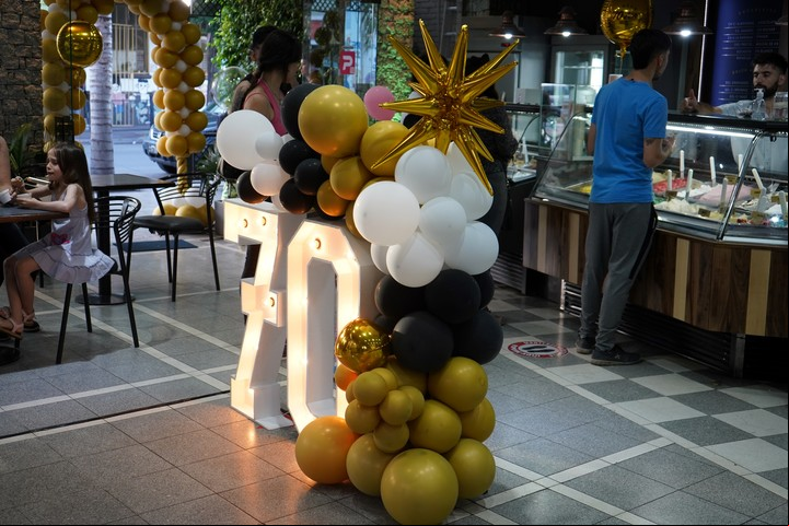 El local fue decorado especialmente para los festejos.