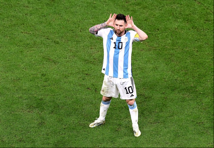 Lionel Messi y su festejo a lo Topo Gigio tras el 2-0 parcial. Foto: EFE/EPA/Abir Sultan.