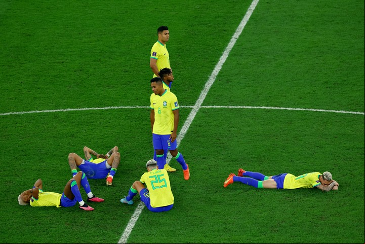 Neymar y todo el equipo brasileño desconsolados tras la eliminación. Foto: Reuters