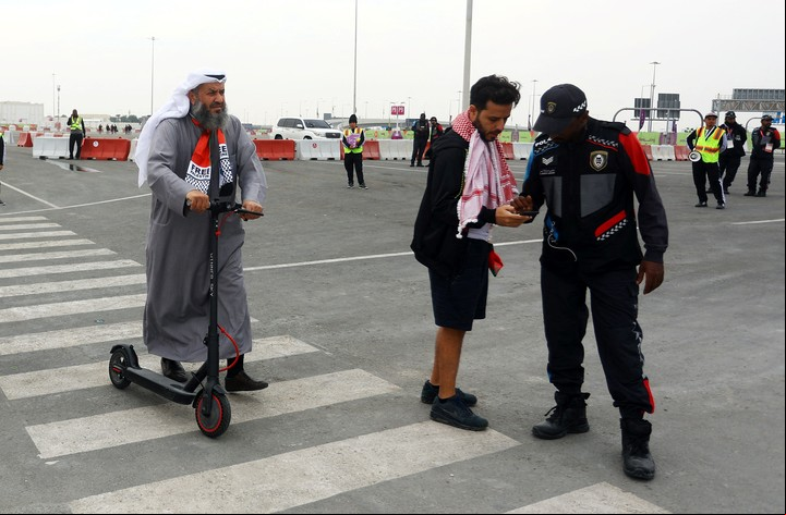 A la cancha en monopatín. Un fanático de Marruecos llega al estadio para el partido con Portugal. Foto Reuters.