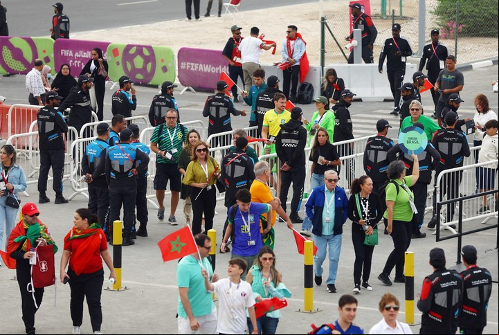 Fanáticos de Portugal y Marruecos empiezan a llegar al estadio para el partido de cuartos de fina. Foto Reuters.