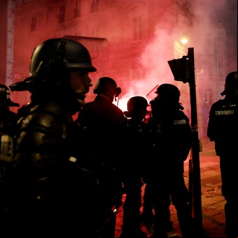 Marroquíes que celebraban la victoria en París se enfrentaron con la policía sa: crece la tensión antes de la semifinal del miércoles