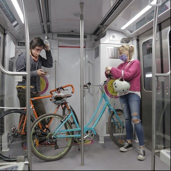 Viajar en subte con tu bicicleta o monopatín: en qué horarios se permite y con qué requisitos