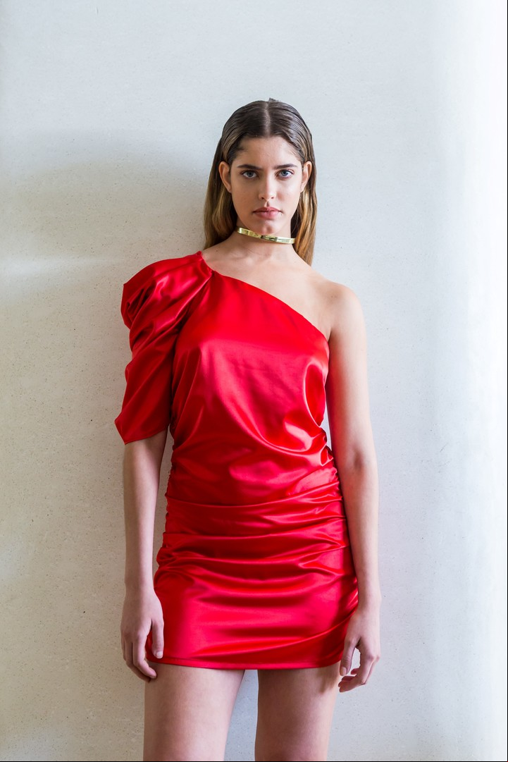 Vestido asimétrico y drapeado (Vevû), gargantilla (Limido Joyas). Fotos: Esteban Leyba.
