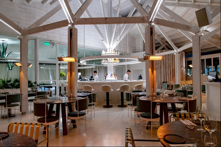 Agradecimiento:
Restaurante "Arriba"
Esta producción se realizó en el restaurante Arriba, el nuevo rooftop de Alcorta Shopping. La propuesta gastronómica está a cargo de Camote Langer. Cuenta con barra de tragos y una carta de coctelería diseñada por Lucas López Dávalos. De miércoles a sábados, a partir de las 20, hay DJ´s en vivo. Está abierto de lunes a domingos, de 09 a 02 hs.