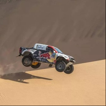 La pickup de calle convertida en una bestia: así es la Hilux que buscará mantener el reinado en el Rally Dakar