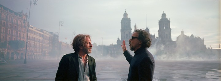 Marcando una escena a Giménez Cacho, en el Zócalo, la plaza principal de Ciudad de México. Foto Netflix