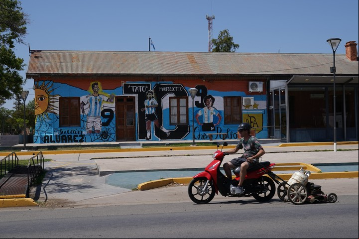 Julián Álvarez, el abanderado de Calchín. Foto: Juano Tesone.