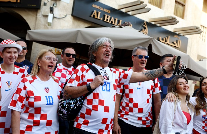 Los hinchas croatas se ilusionan con llegar una vez más a la final de la Copa del Mundo. (REUTERS/Bernadett Szabo)