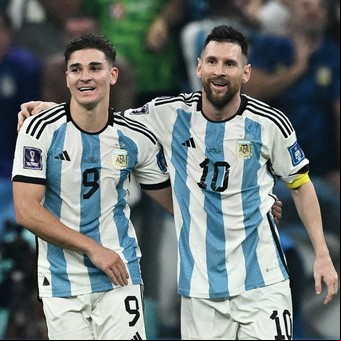 Así fue el tercer gol de Argentina: la genial asistencia de Lionel Messi a Julián Álvarez para igualar el récord de Diego Maradona