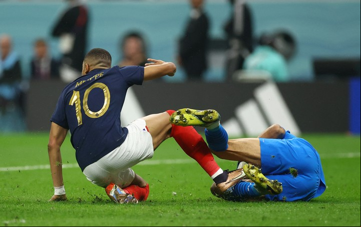 El choque de Kylian Mbappe con Bounou. REUTERS/Lee Smith.