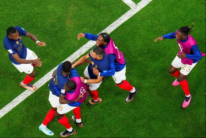 El festejo francés tras el gol de Randal Kolo Muani. (AP Photo/Petr David Josek)
