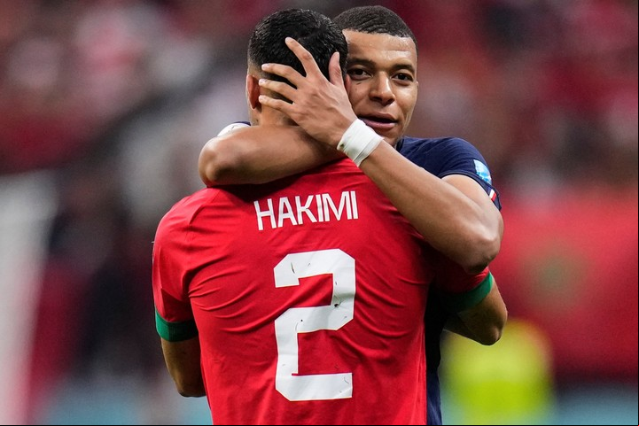 Kylian Mbappe y Achraf Hakimi. (AP Photo/Manu Fernandez)