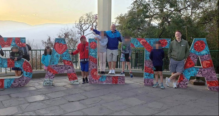 Víctor Sajoza y Jorge Elias junto a sus seis hijos. Foto gentileza