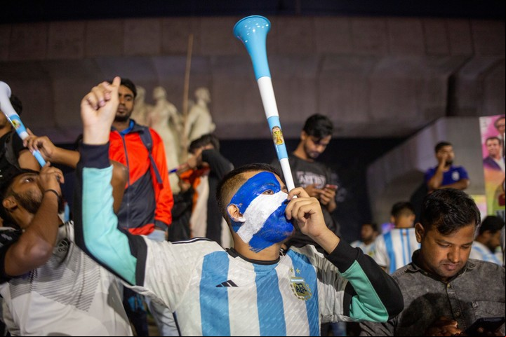 Fanáticos de Bangladesh alientan a la Selección Argentina durante el partido ante Polonia en el Mundial de Qatar 2022. Foto EFE.