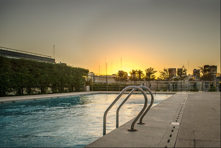 No es necesario hospedarse para usar la pileta. Foto Hotel Hilton.