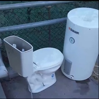 Video insólito: intentó robarse un inodoro y un termotanque y quiso escaparse en tren