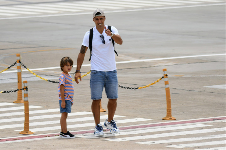 Con mate en mano el uruguayo Luis Suárez arribó a la ciudad junto su familia. Foto: JUAN JOSE GARCIA.