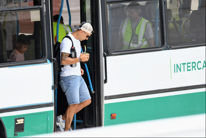 Luis Suárez llegó a Rosario. Foto: Juan José García.