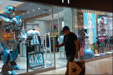 El Mundial postergó las compras en los shoppings y ahora Papá Noel espera que llegue la camiseta con las tres estrellas