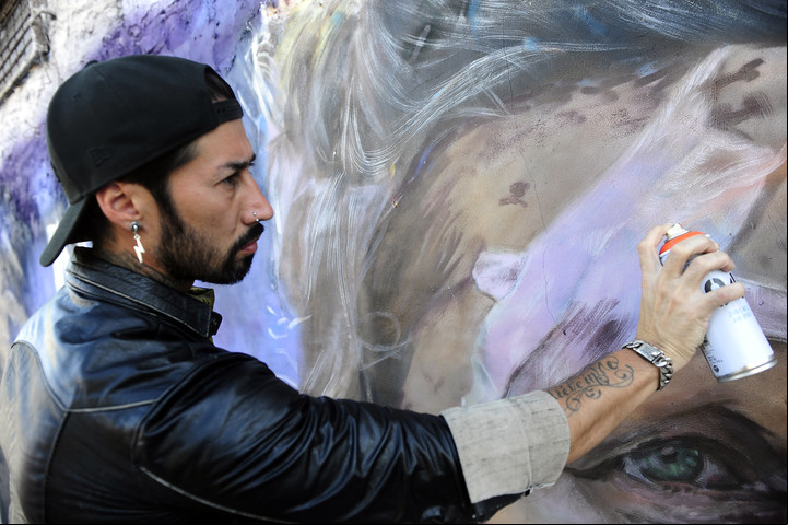 Maxi Bagnasco cuando hizo una pintura contra la guerra en Ucrania. Foto Juan Manuel Foglia