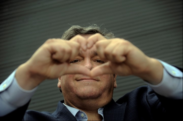 A lo Di Maria. Eugenio Cingolani hace el gesto del corazón para graficar su especialidad. Foto: Juan Manuel Foglia.