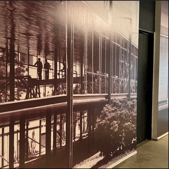 Un mural histórico que narra la Argentina próspera de los años 60