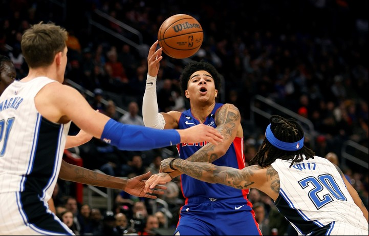 Killian Hayes disputa el balón con Markelle Fultz (AP).