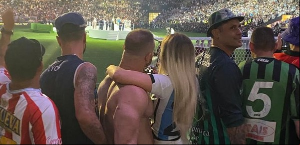 El He-man patovica que en la tribuna de Qatar conquistó a la chica que mostró sus lolas mientras jugaba Lionel Messi
