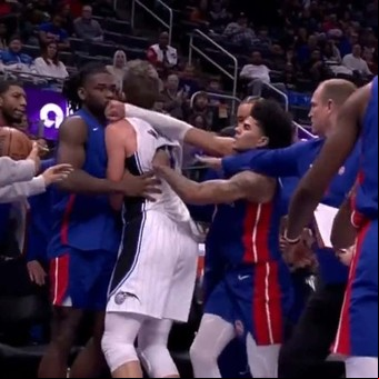 Batalla en la NBA: un jugador terminó noqueado tras recibir un golpe por la espalda