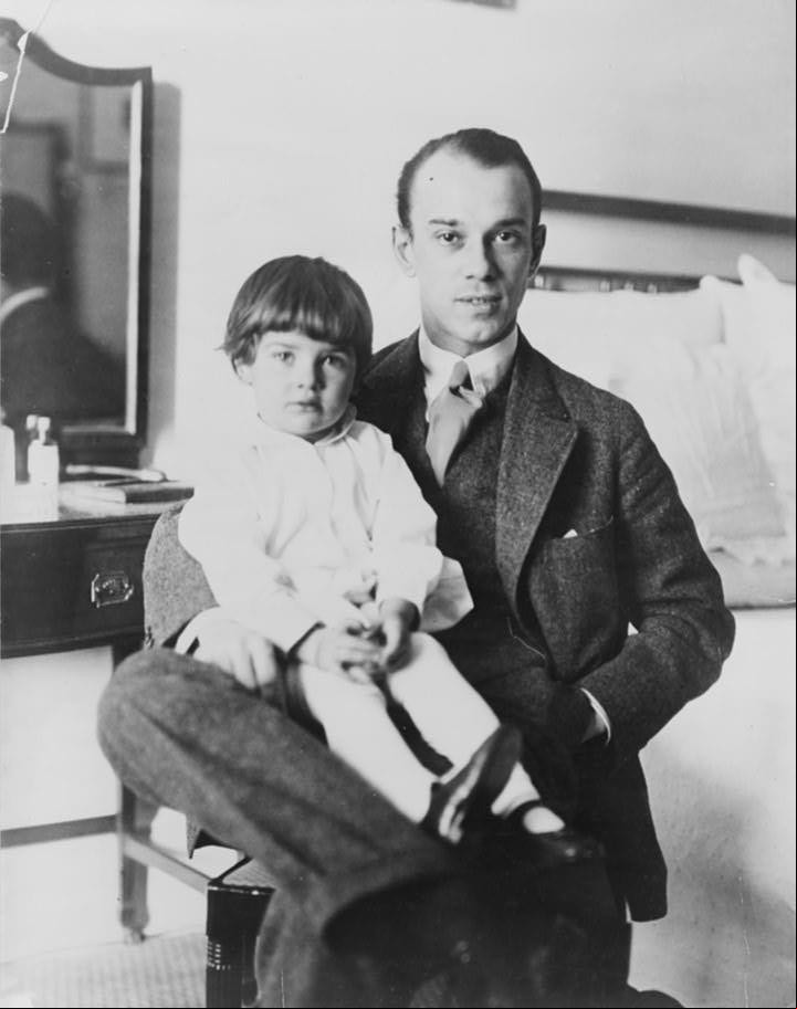 Vaslav Nijinsky y su pequeña hija.