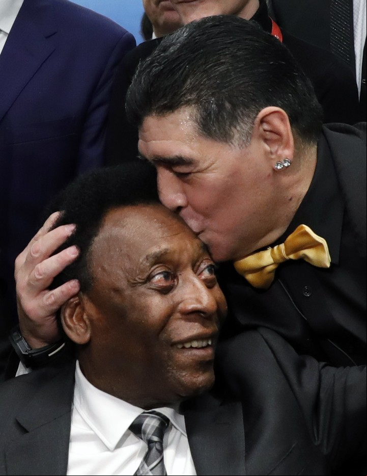 Diego con Pelé, en la previa al sorteo del Mundial 2018. Foto: Xinhua