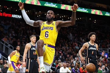 LeBron James cumplió años y los celebró con 47 puntos en el triunfo de los Lakers sobre Atlanta
