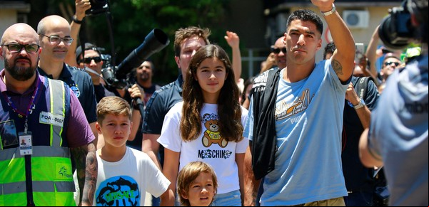 Luis Suárez fue recibido por una multitud de hinchas de Gremio en el aeropuerto de Porto Alegre y espera por su presentación oficial