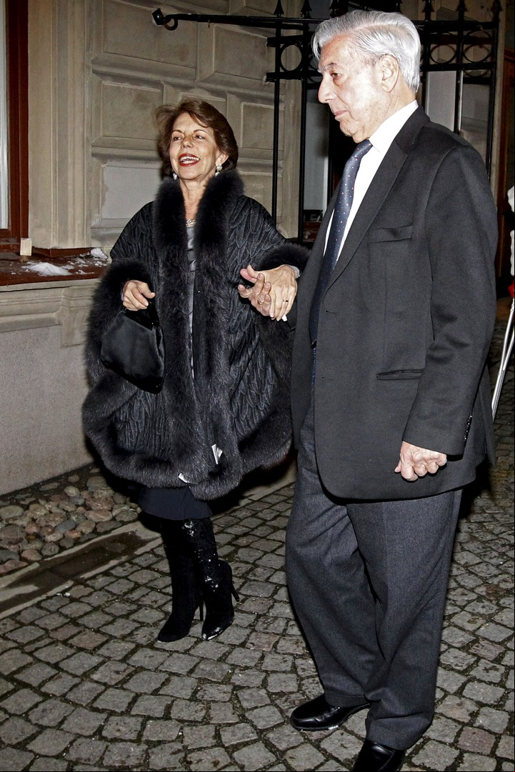 El escritor hispano peruano Mario Vargas Llosa (d) acompañado por su esposa Patricia a su llegada a la cena privada que la editorial Norstedts en Estocolmo. EFE/Javier Lizón