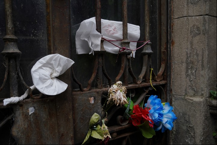 Muestras de afecto en la bóveda donde descansa Camila O'Gorman en el Cementerio de la Recoleta. Foto Guillermo Rodríguez Adami