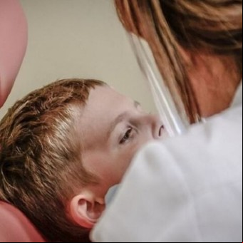 Un niño de 7 años murió en la dentista tras istrarle anestesia