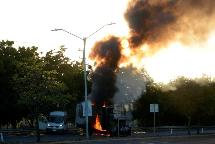 Desmanes y violencia en Sinaloa tras la captura de Ovidio Guzmán. Foto: EFE