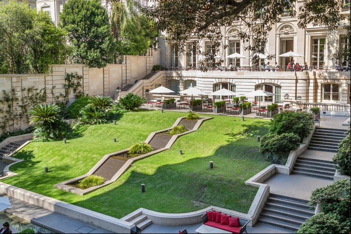 El jardín de este hotel de lujo ofrece una experiencia gastronómica con platos internacionales y locales, ideal para quienes buscan un ambiente sofisticado y relajado. Foto: Palacio Duhau-Park Hyatt Buenos Aires.