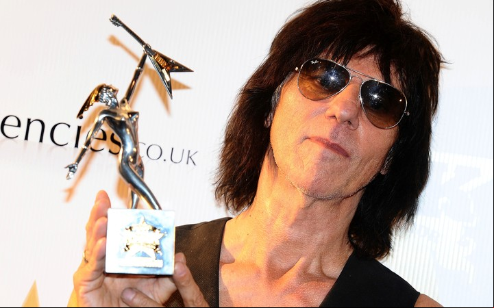 Jeff Beck con su Living Legend Award, en 201. Foto: AP